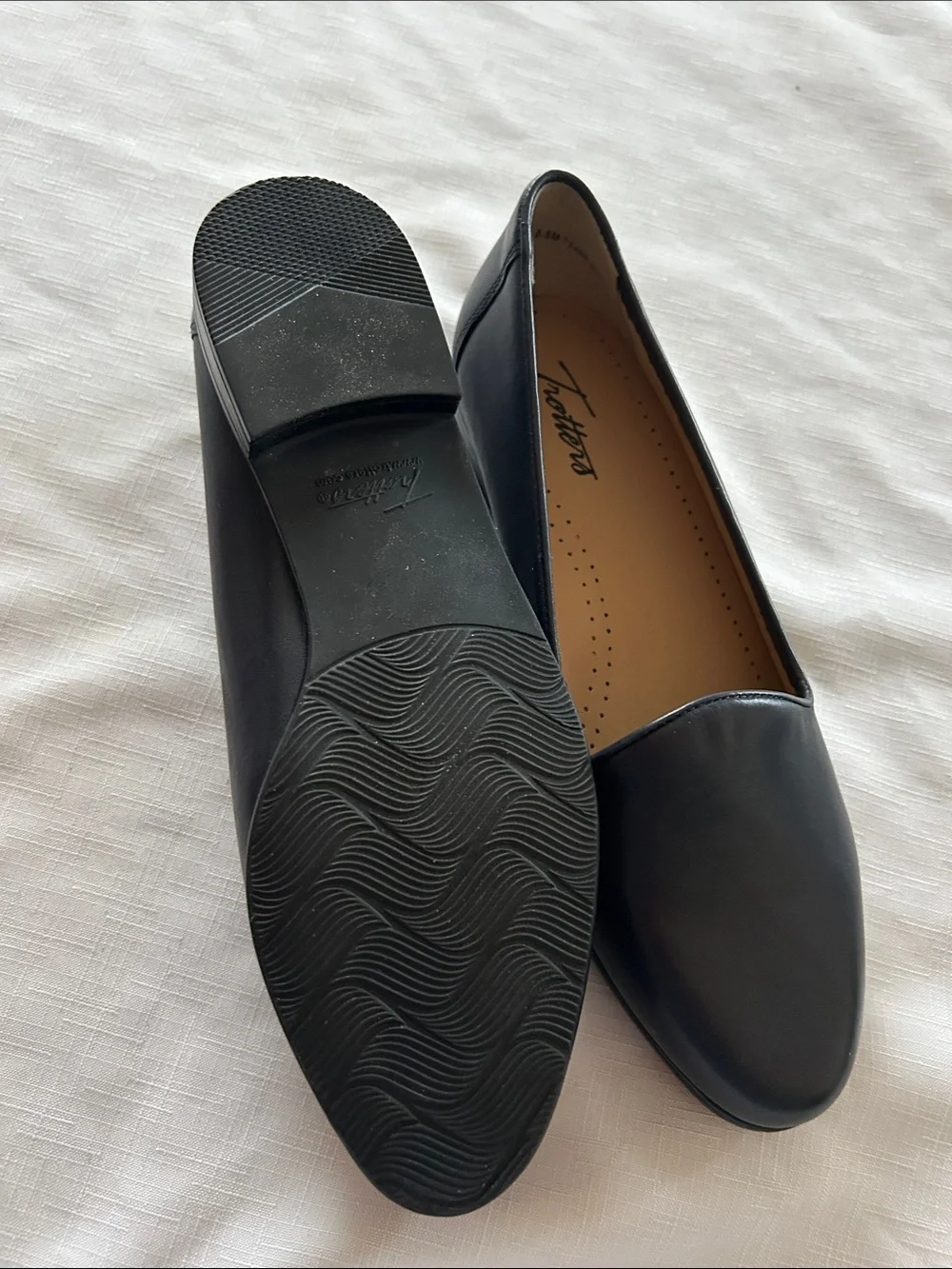 Trotters Women's Navy Blue Leather Slip-On Loafers